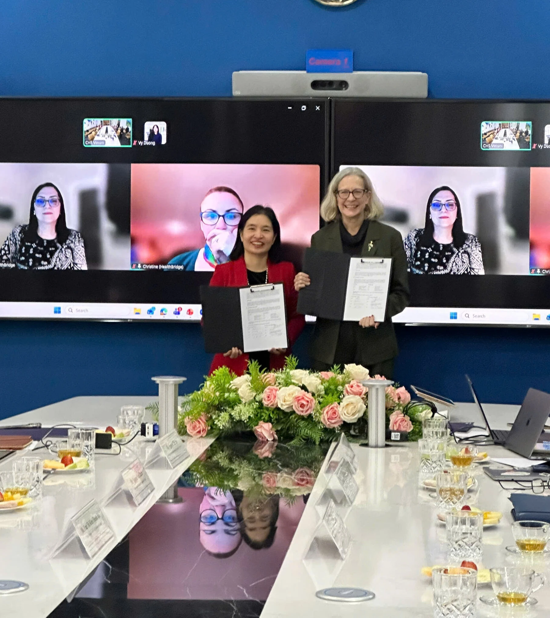 Dr An and Professor Michelle signing the MOU 2
