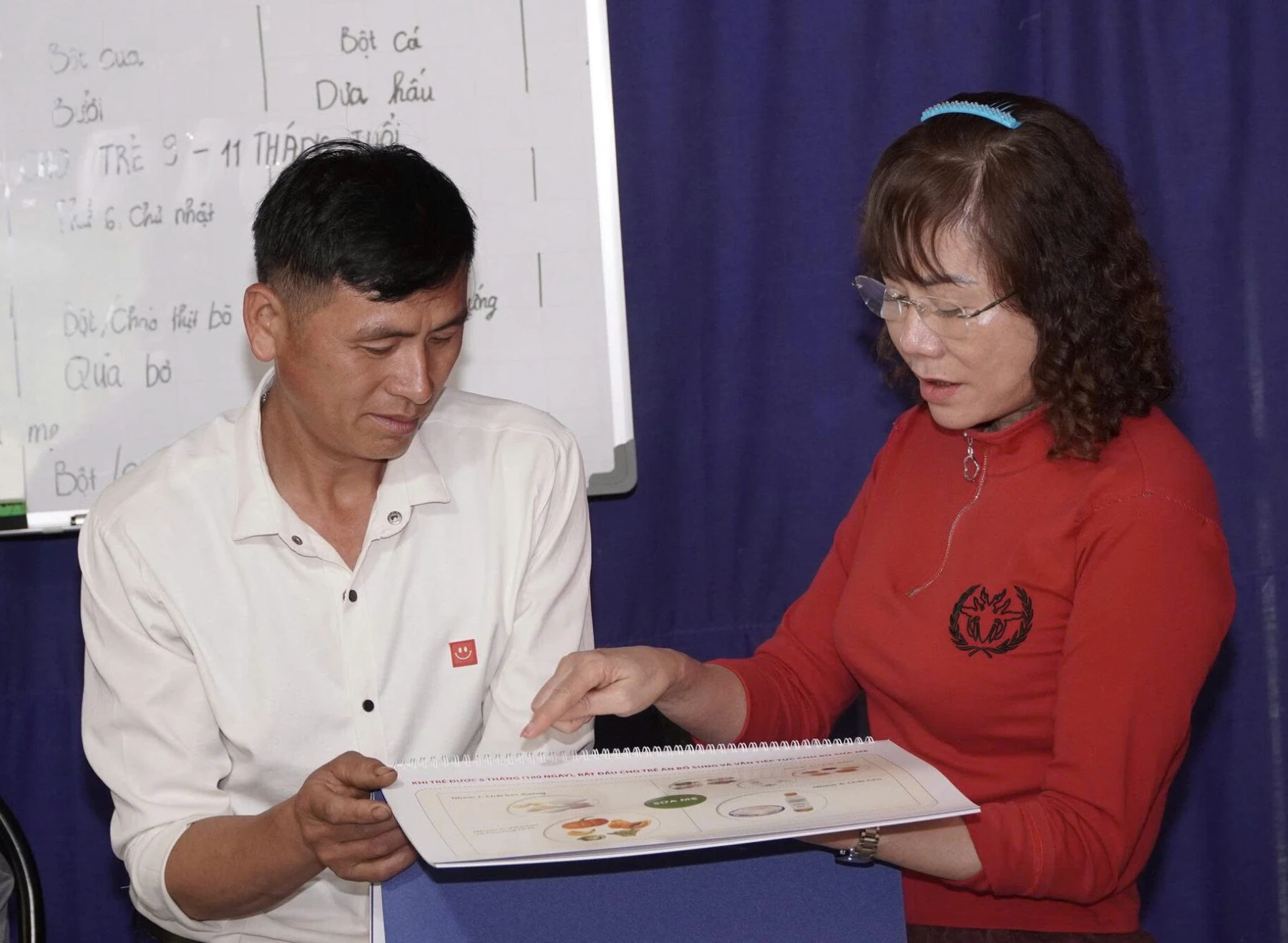 CDC Son La shows community educator how to use flig chart