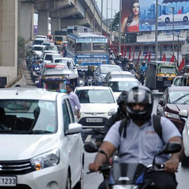 <p>Pedestrians struggle in Indian city of Kochi - report</p>
