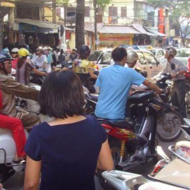 <p>Hanoi residents undaunted by busier streets</p>

