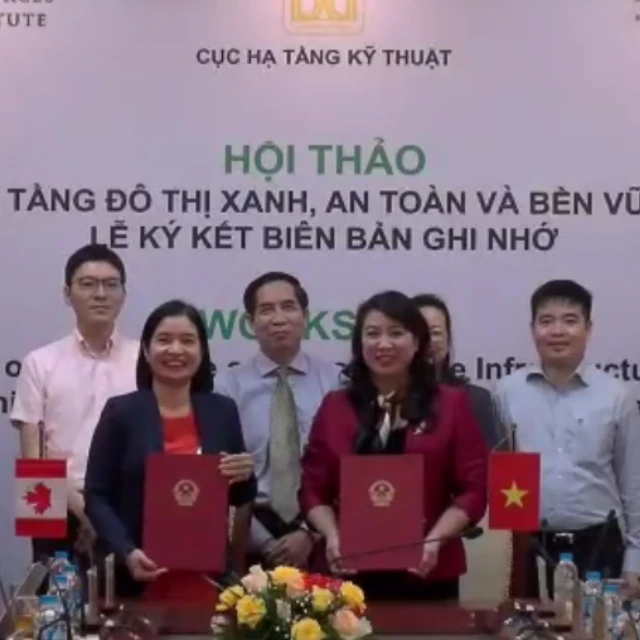 <p>Signing of commitment to develop green, safe, and sustainable urban infrastructure in Vietnam</p>
